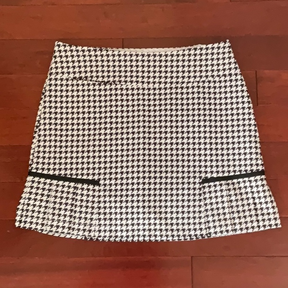 Stylish Black and White Houndstooth Skirt